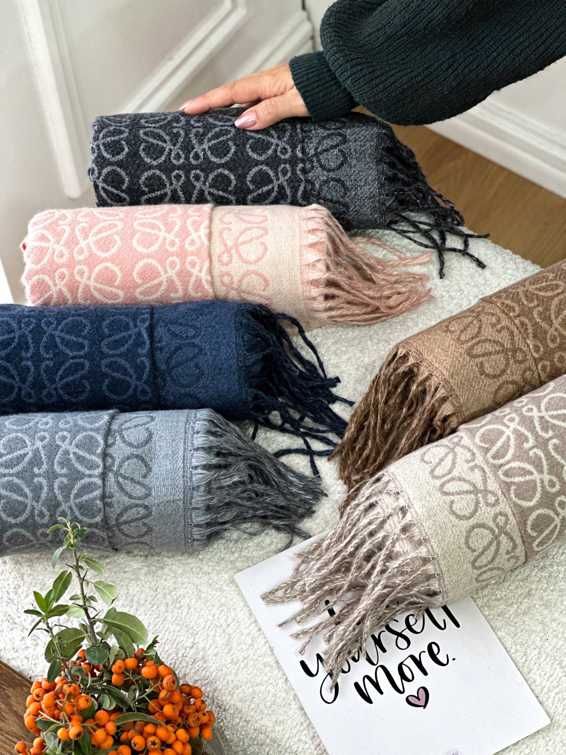 photo_1404-08-07 3.54.09 PM شال Loewe ریشه فیتیله