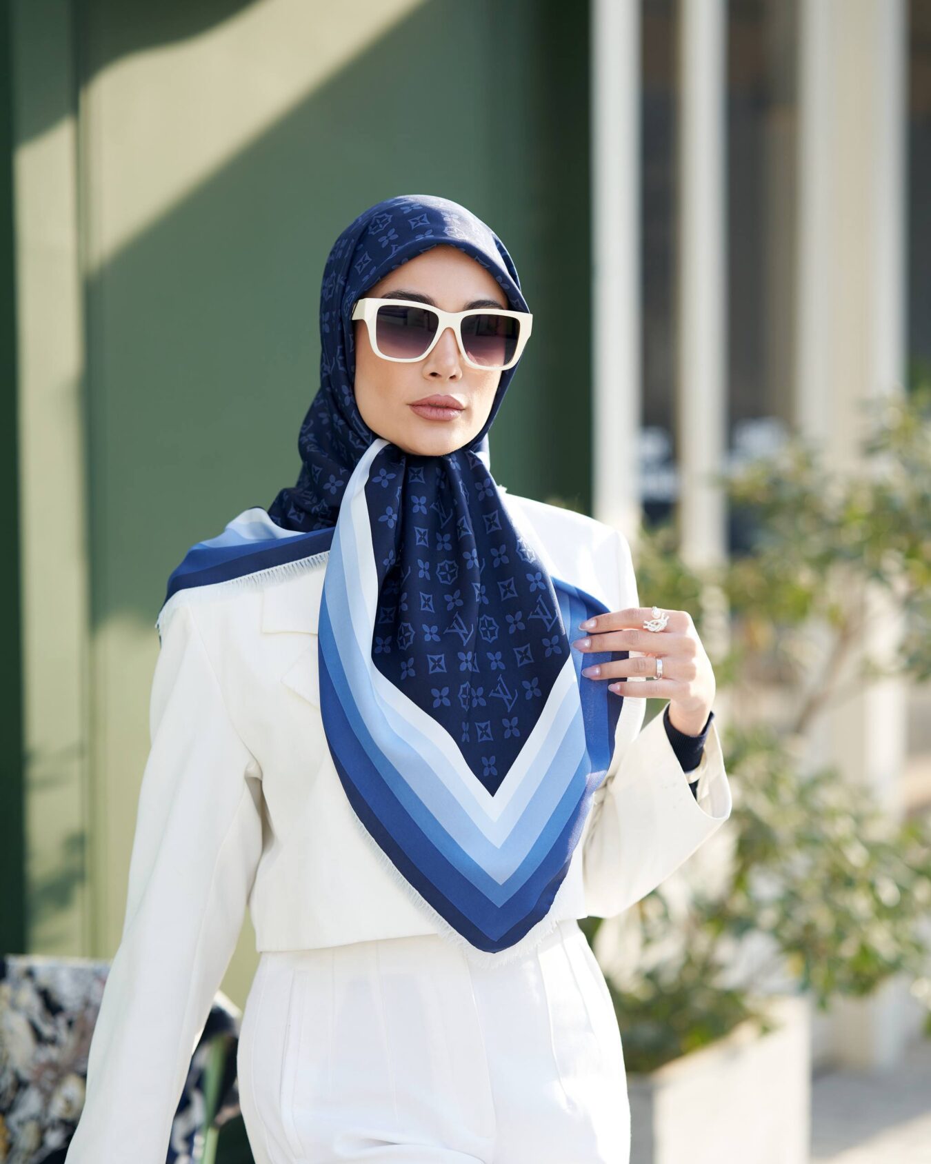 روسری ابریشم توییل ریشه سوزنی ال وی