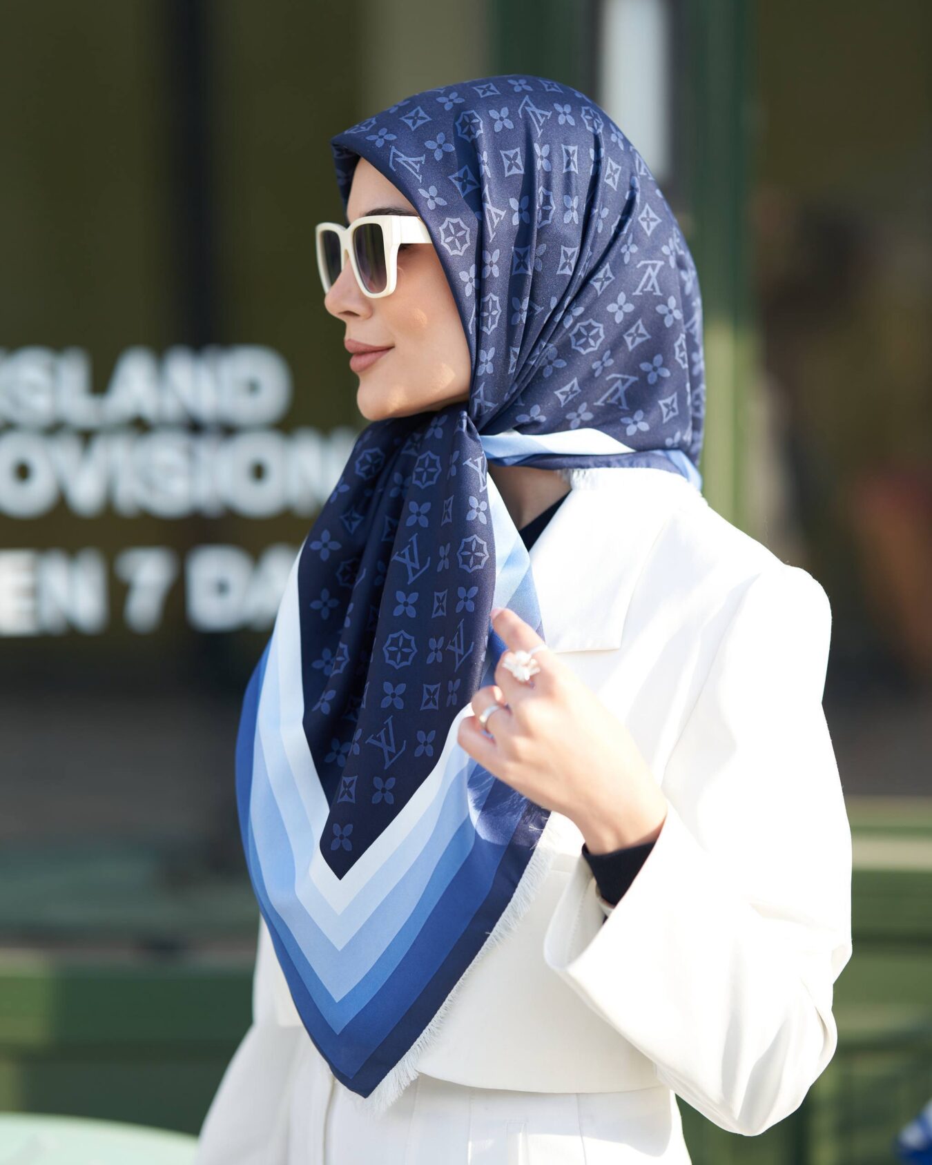 روسری ابریشم توییل ریشه سوزنی ال وی
