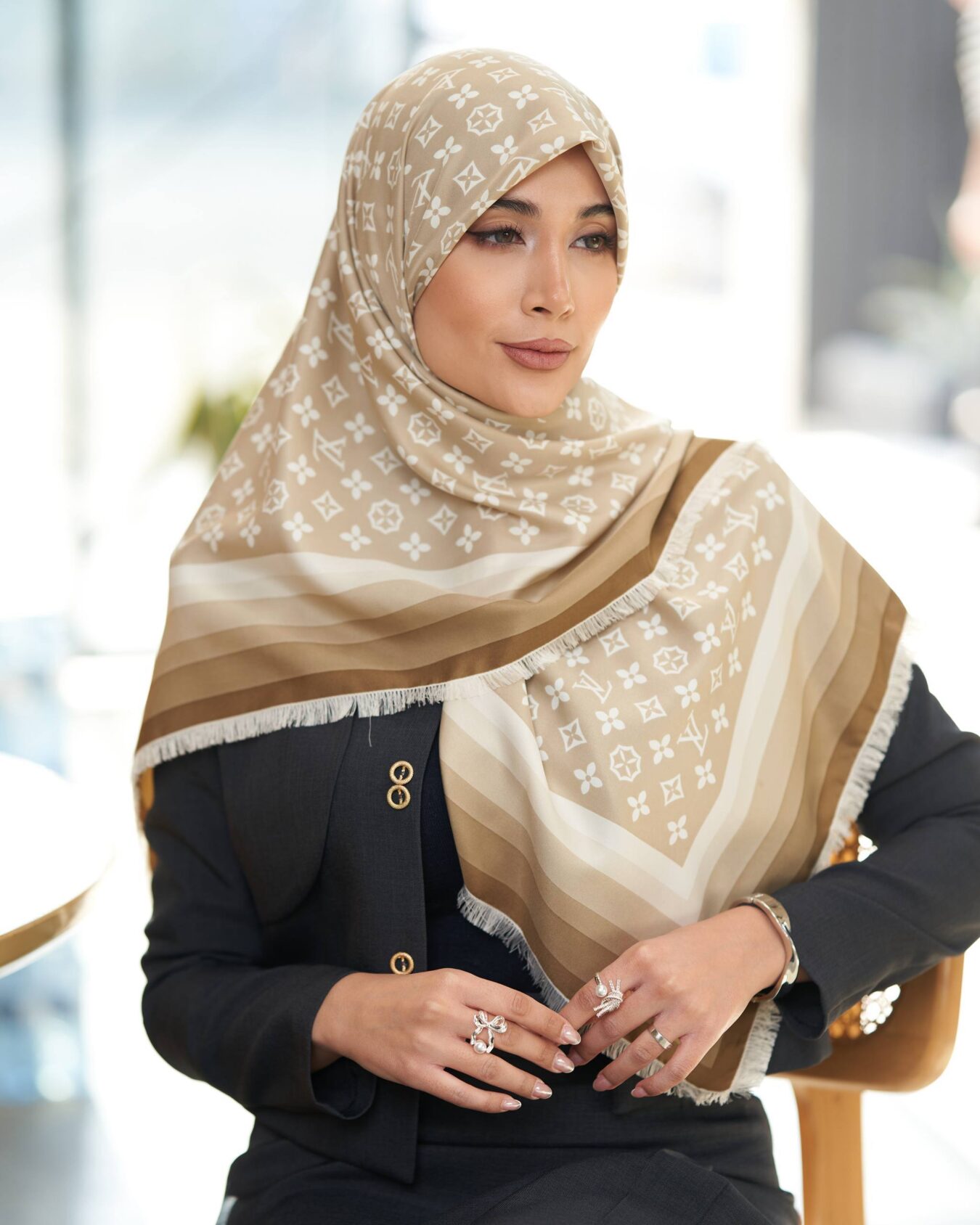 روسری ابریشم توییل ریشه سوزنی ال وی